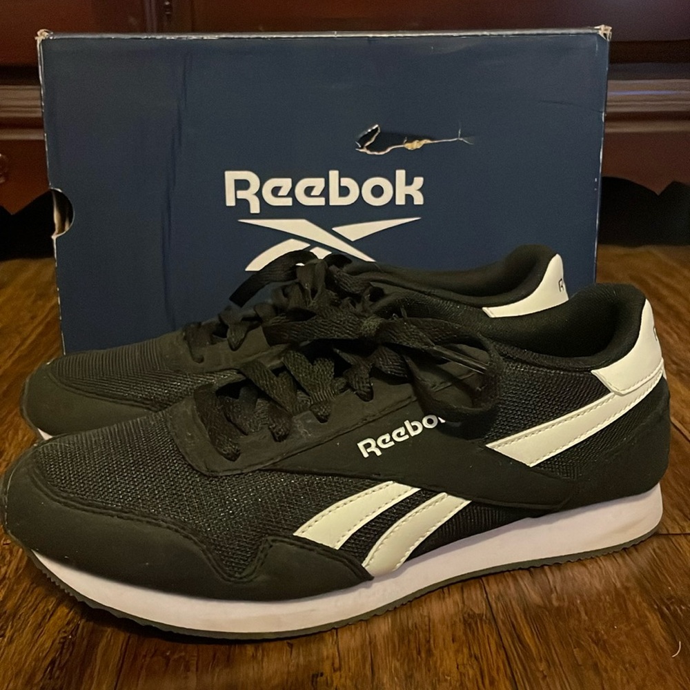 Like new retro style Reebok shoes